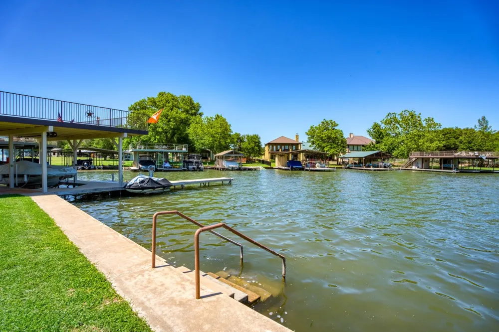 213 Lakeview Sunrise Beach, TX 78643