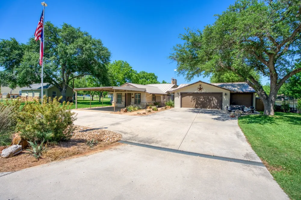 213 Lakeview Sunrise Beach, TX 78643