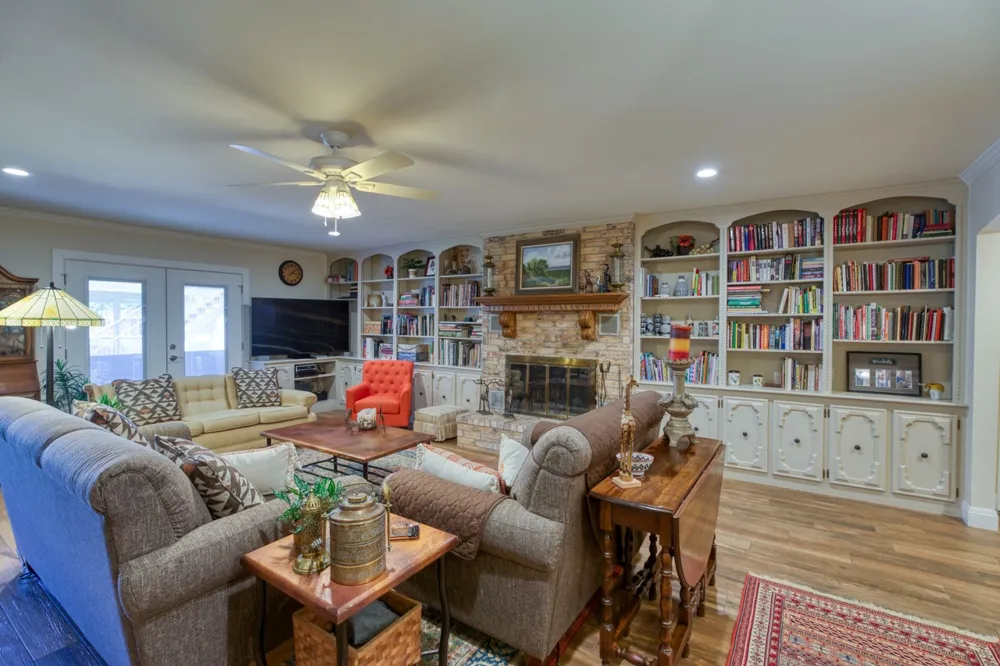 213 Lakeview Sunrise Beach, TX 78643