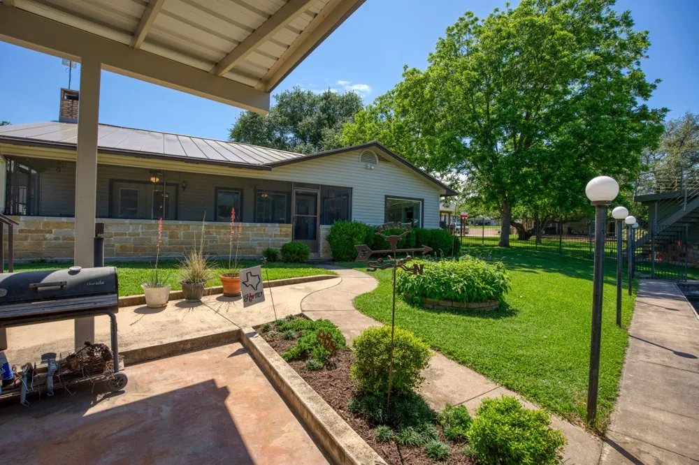 213 Lakeview Sunrise Beach, TX 78643