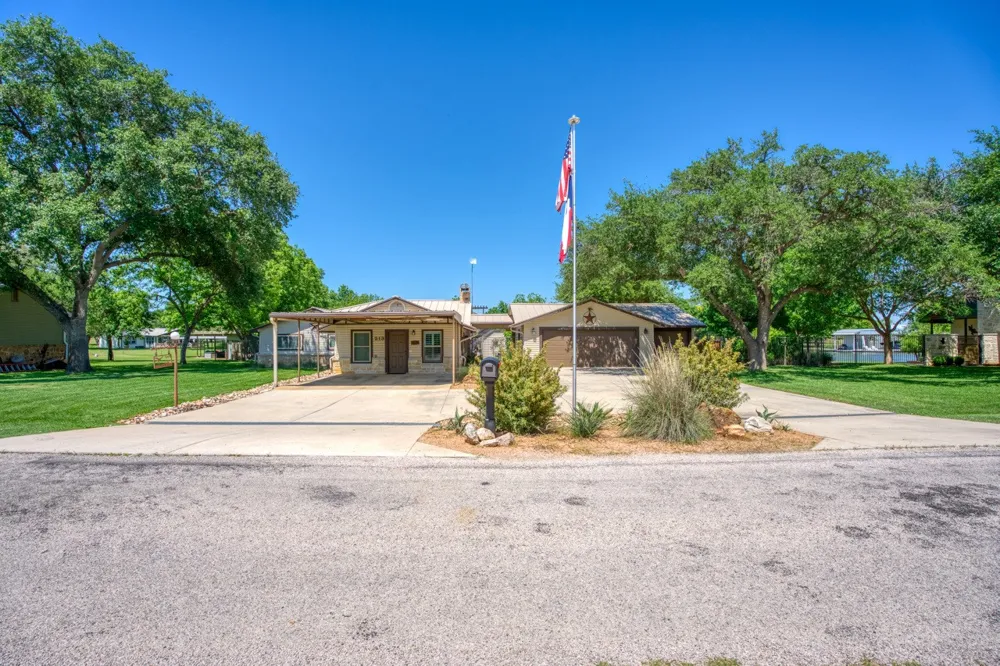 213 Lakeview Sunrise Beach, TX 78643