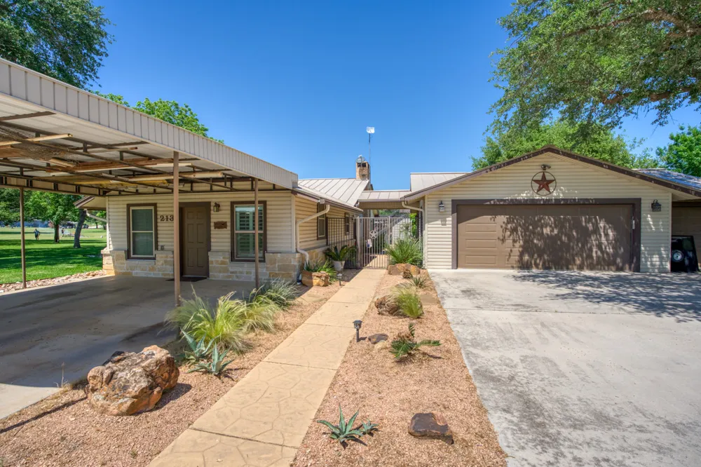 213 Lakeview Sunrise Beach, TX 78643