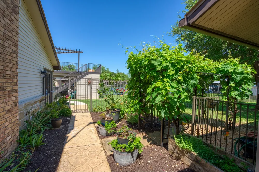 213 Lakeview Sunrise Beach, TX 78643