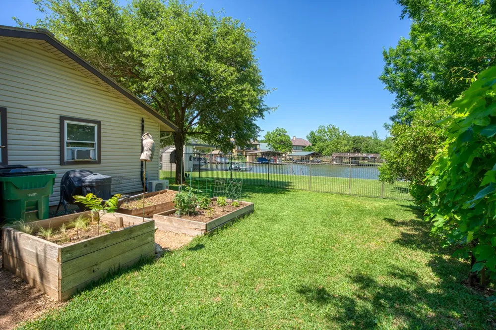 213 Lakeview Sunrise Beach, TX 78643