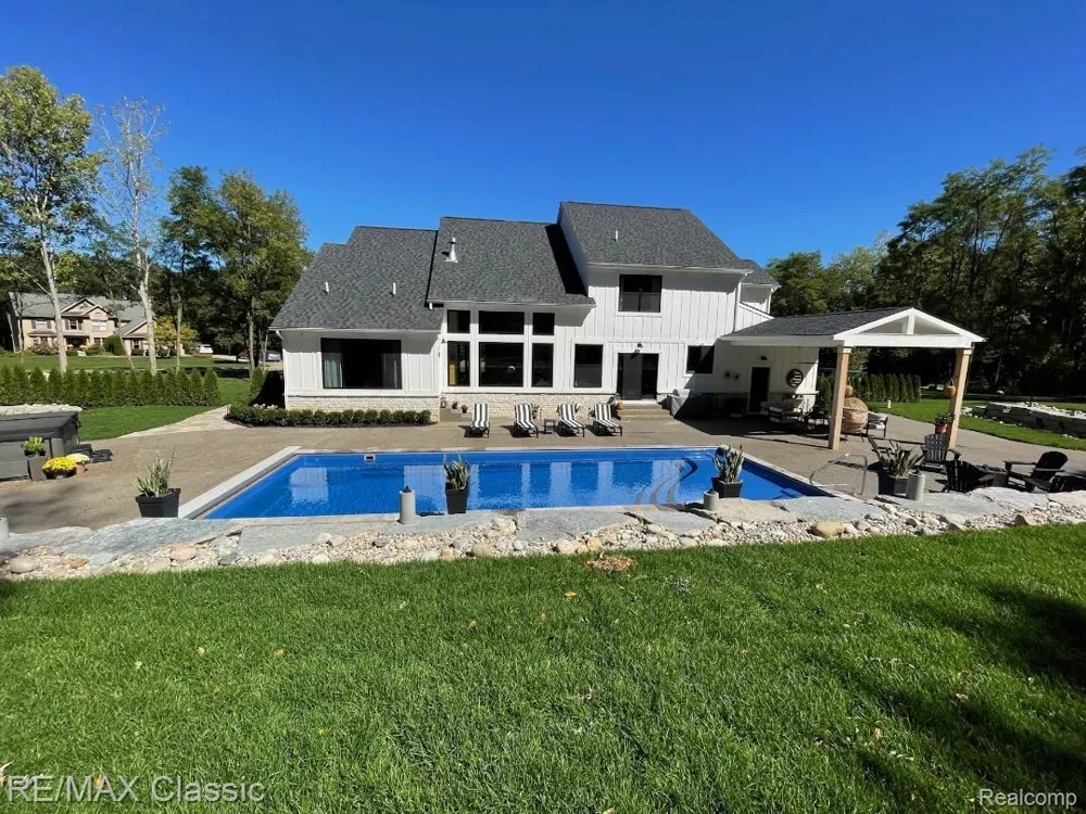 43 Canterwood Highland Charter Township, MI 48357