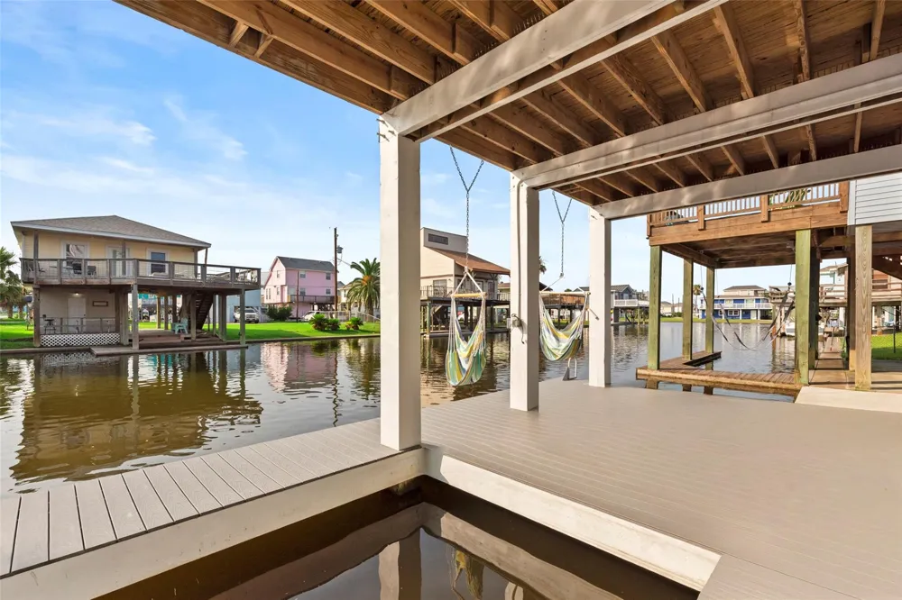 16710 Tahiti Way Jamaica Beach, TX 77554