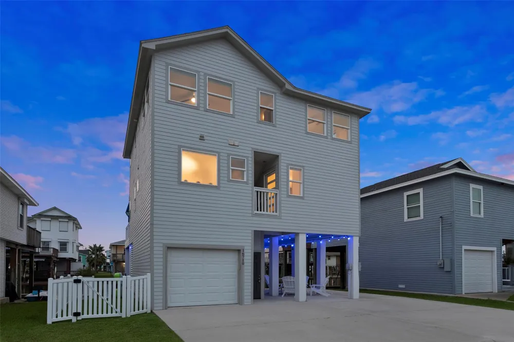 16710 Tahiti Way Jamaica Beach, TX 77554