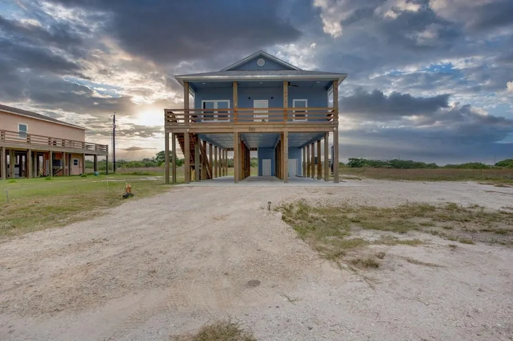 13 Bayview Loop Rockport, TX 78382