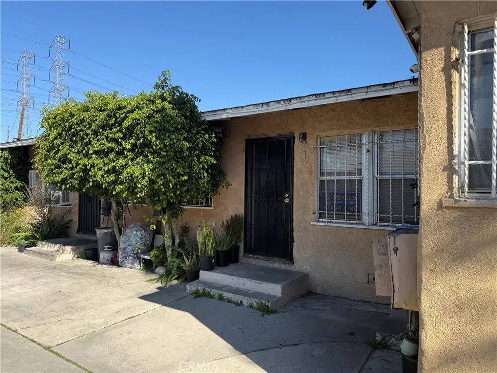 45 E 69th Way Long Beach, CA 90805