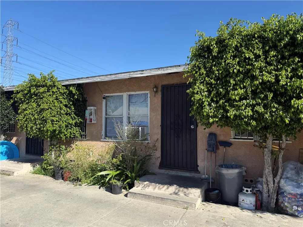 45 E 69th Way Long Beach, CA 90805
