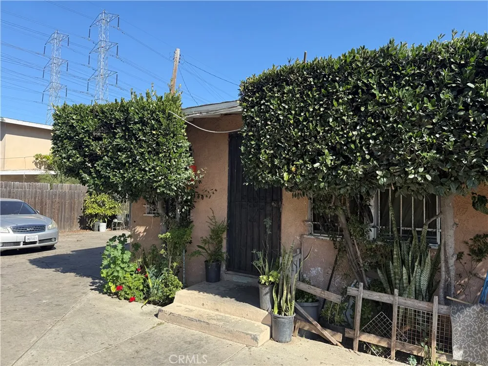 45 E 69th Way Long Beach, CA 90805