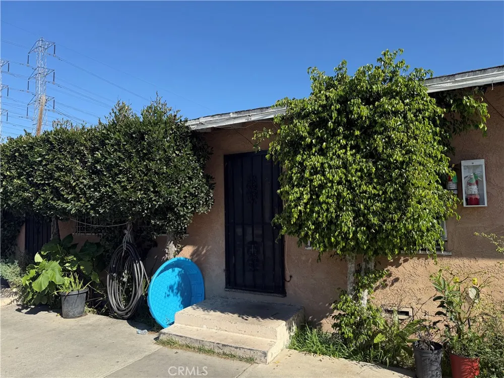 45 E 69th Way Long Beach, CA 90805