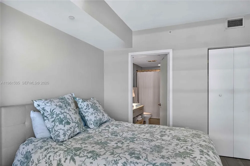 45 SW 9th St #3807 Miami, FL 33130