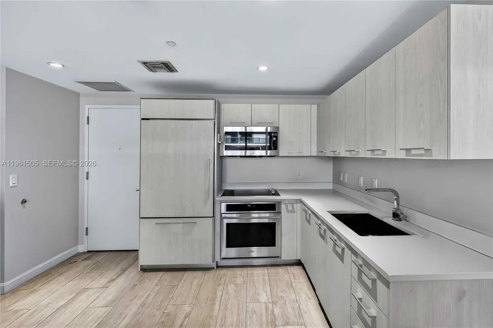 45 SW 9th St #3807 Miami, FL 33130