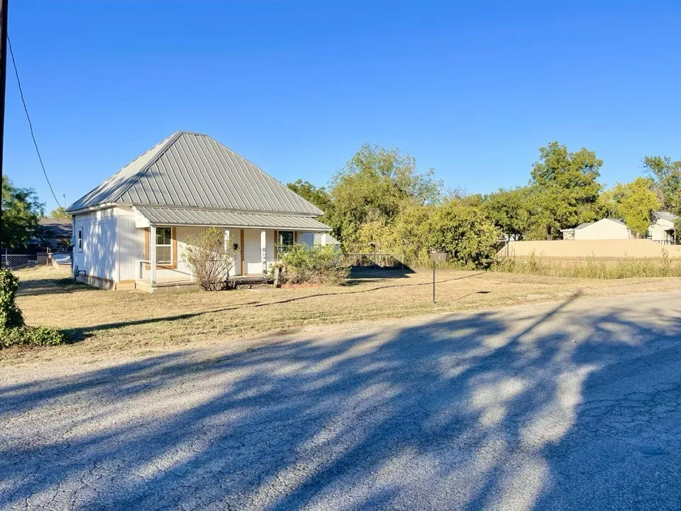301 E 10th Street Coleman, TX 76834
