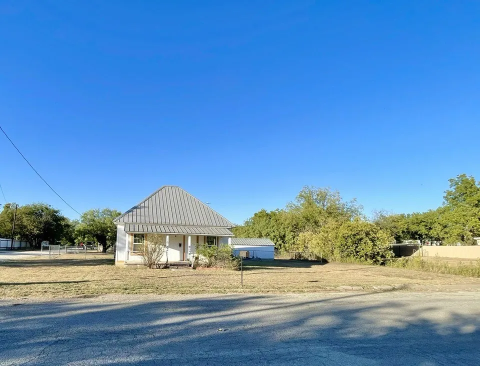 301 E 10th Street Coleman, TX 76834