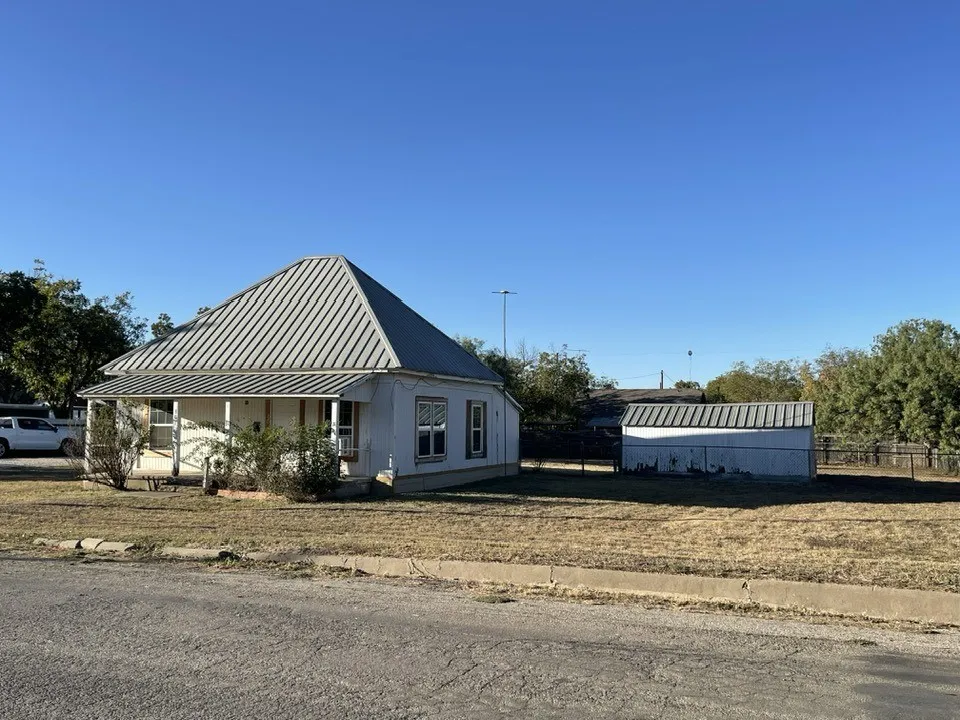 301 E 10th Street Coleman, TX 76834