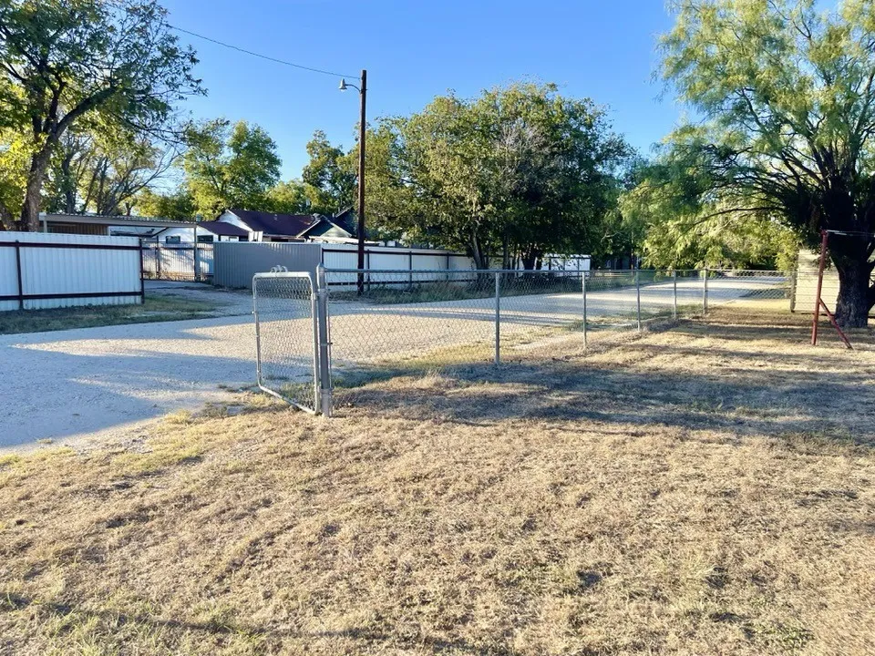 301 E 10th Street Coleman, TX 76834