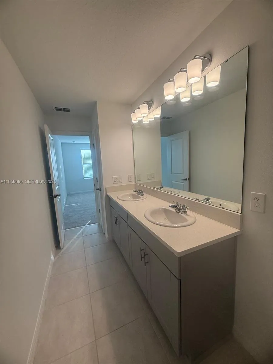 2025 VIEWFINDER #2025 Kissimmee, FL 34758
