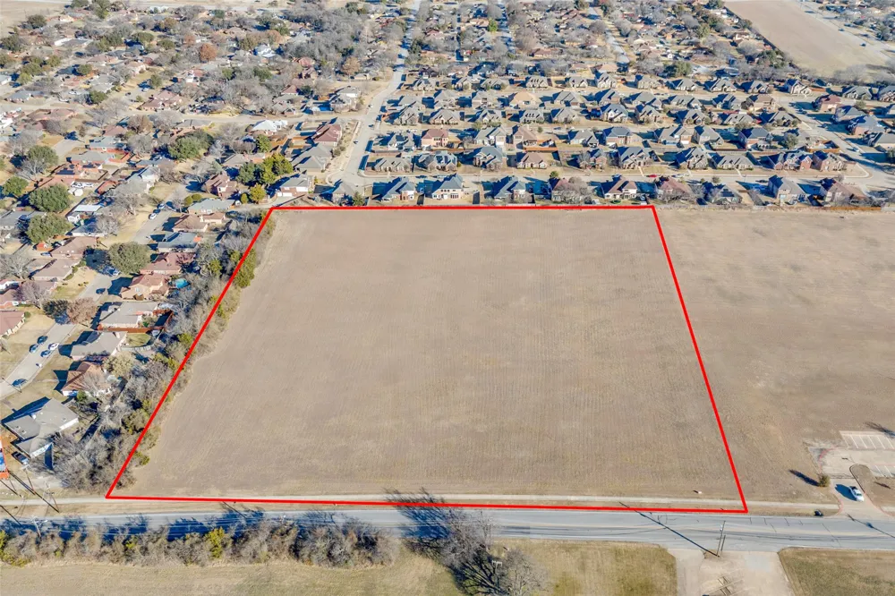 221 W Parkerville Road DeSoto, TX 75115