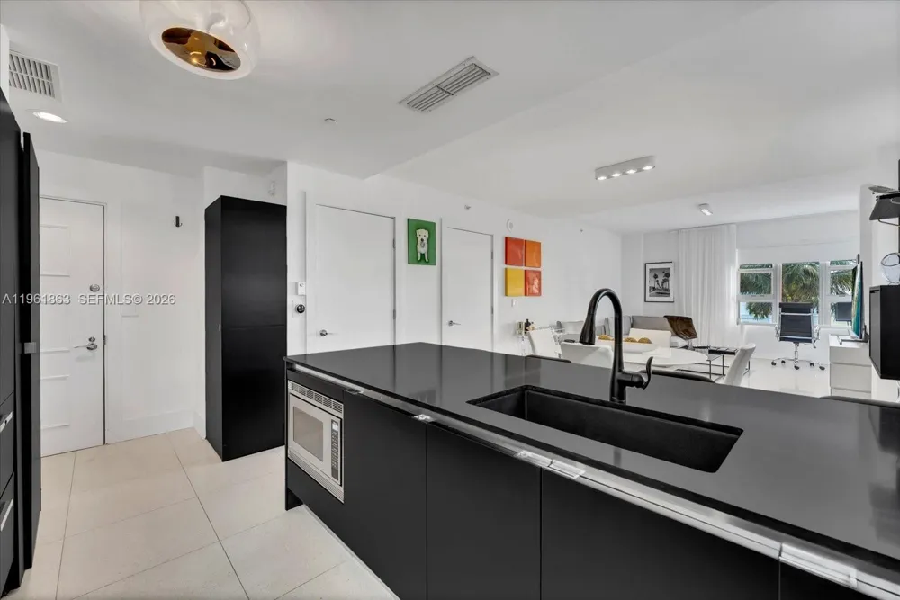 3739 Collins Ave #N-207 Miami Beach, FL 33140