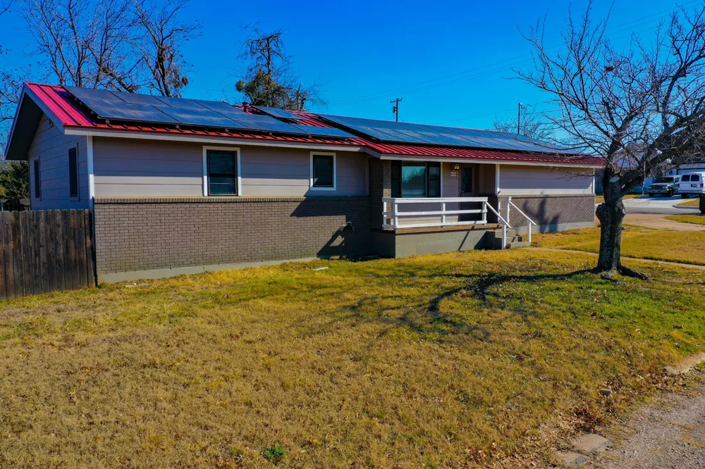 202 10th Street Jacksboro, TX 76458