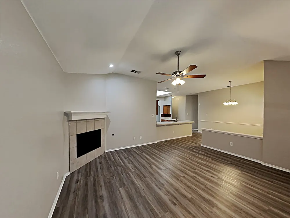 617 Oak Hollow Trail Saginaw, TX 76179