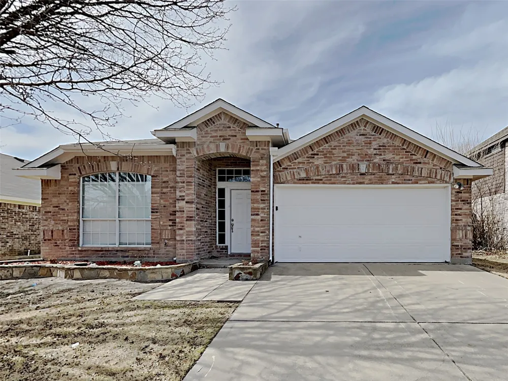 617 Oak Hollow Trail Saginaw, TX 76179