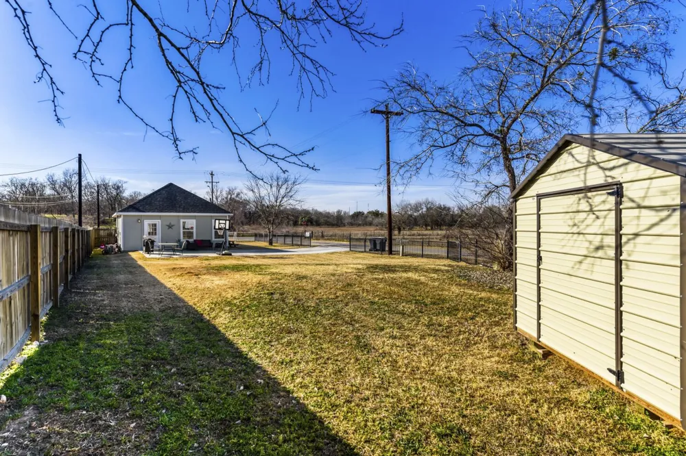 226 Spruce Avenue Luling, TX 78648