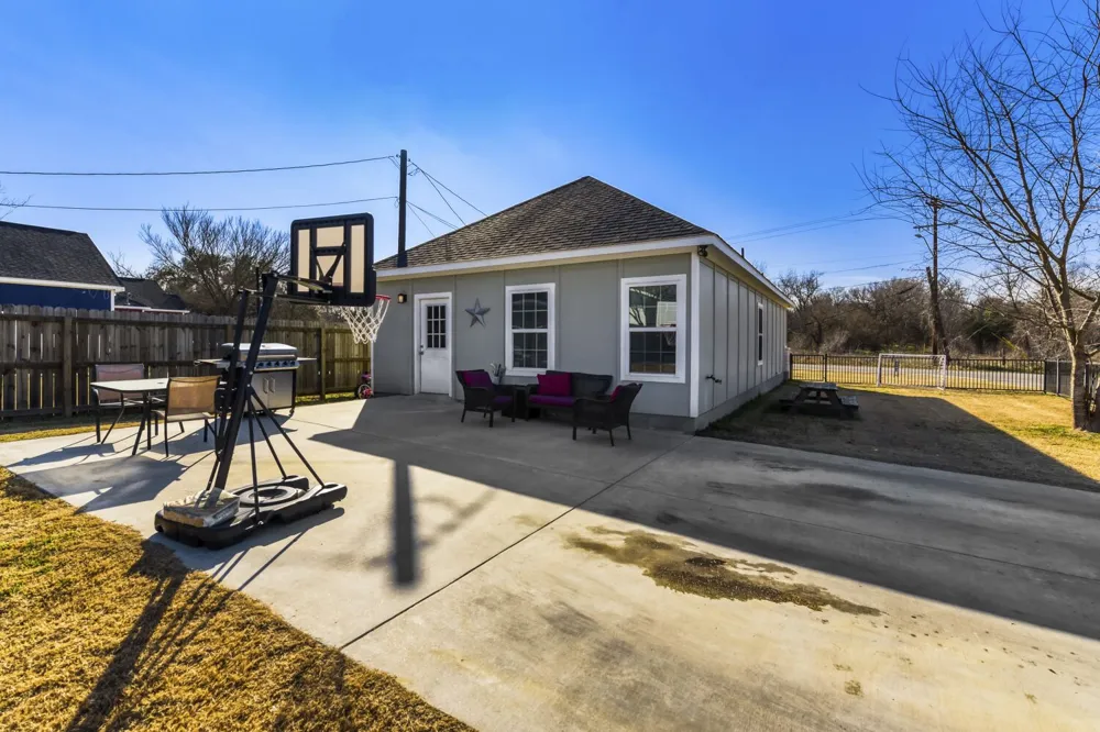 226 Spruce Avenue Luling, TX 78648
