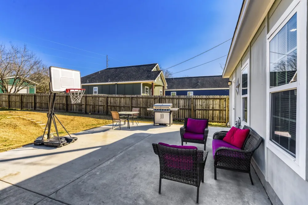 226 Spruce Avenue Luling, TX 78648