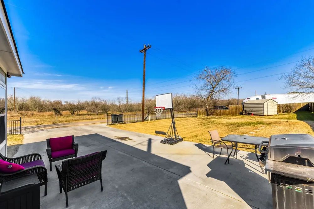 226 Spruce Avenue Luling, TX 78648