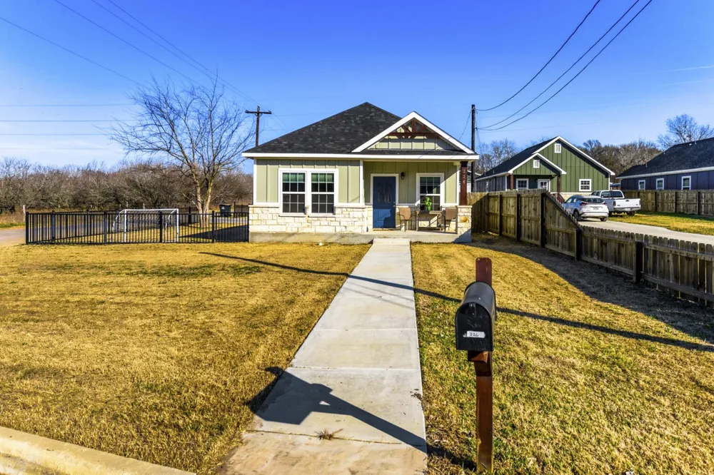 226 Spruce Avenue Luling, TX 78648