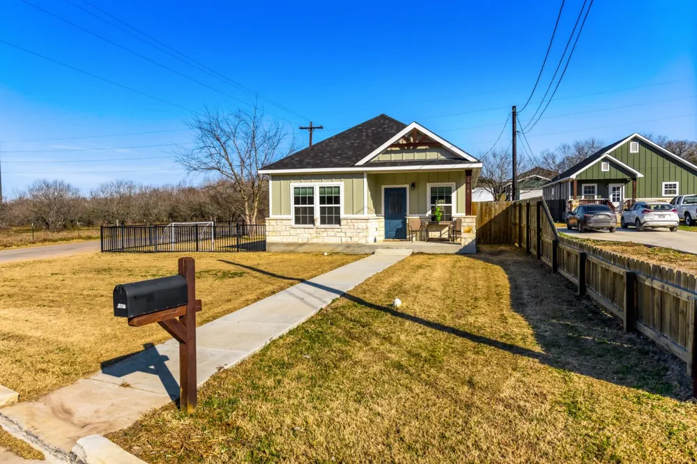 226 Spruce Avenue Luling, TX 78648
