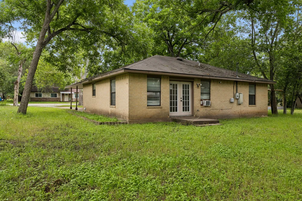 302 Harris Street Smithville, TX 78957
