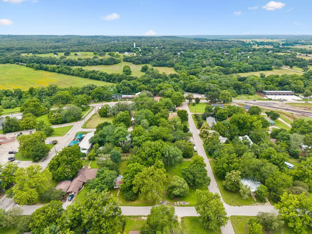 302 Harris Street Smithville, TX 78957