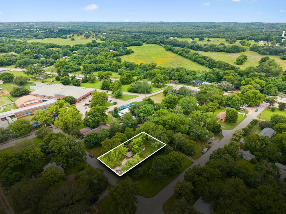 302 Harris Street Smithville, TX 78957