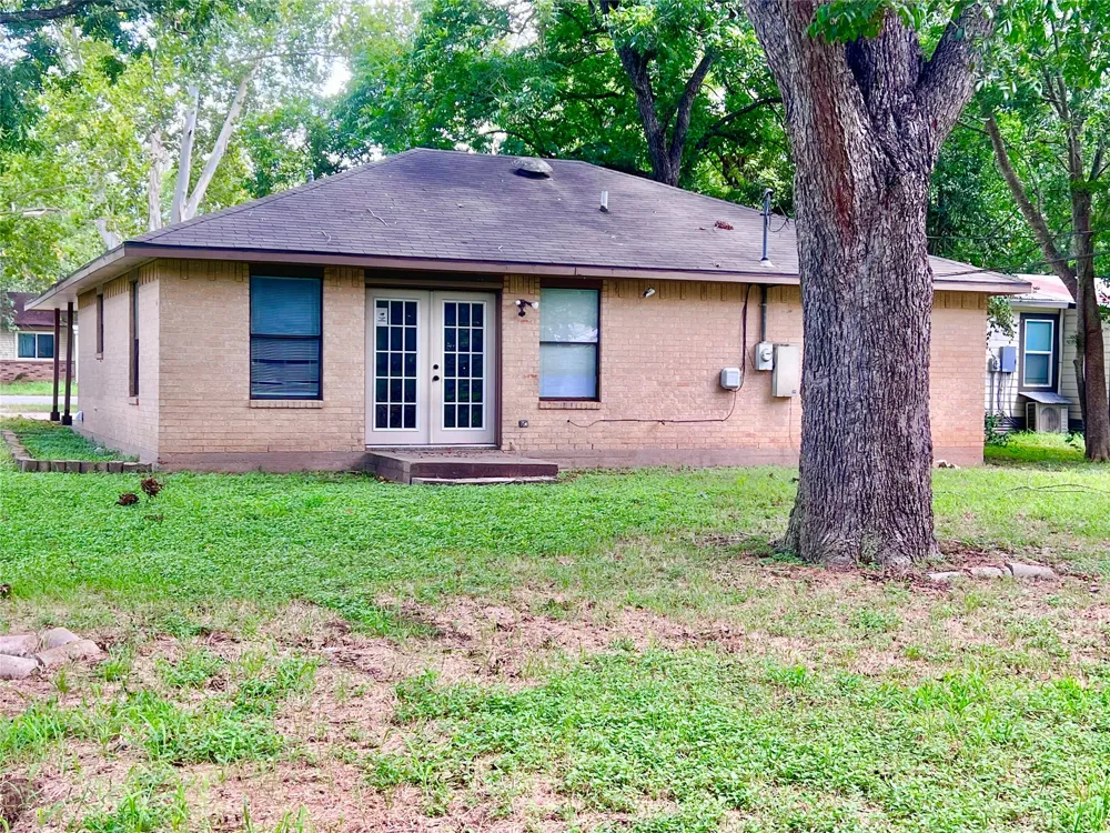 302 Harris Street Smithville, TX 78957