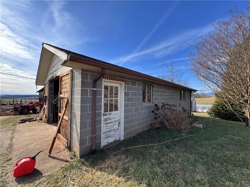 8621 Austin Traphill Road Traphill, NC 28685