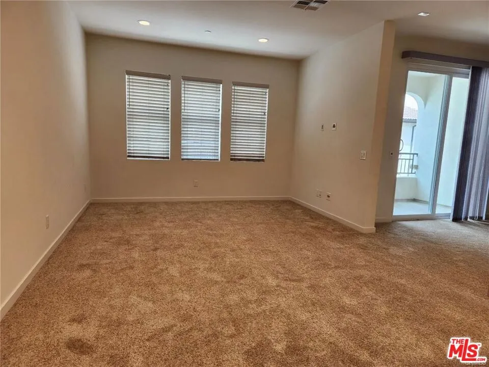 302 Limestone Lake Forest, CA 92610