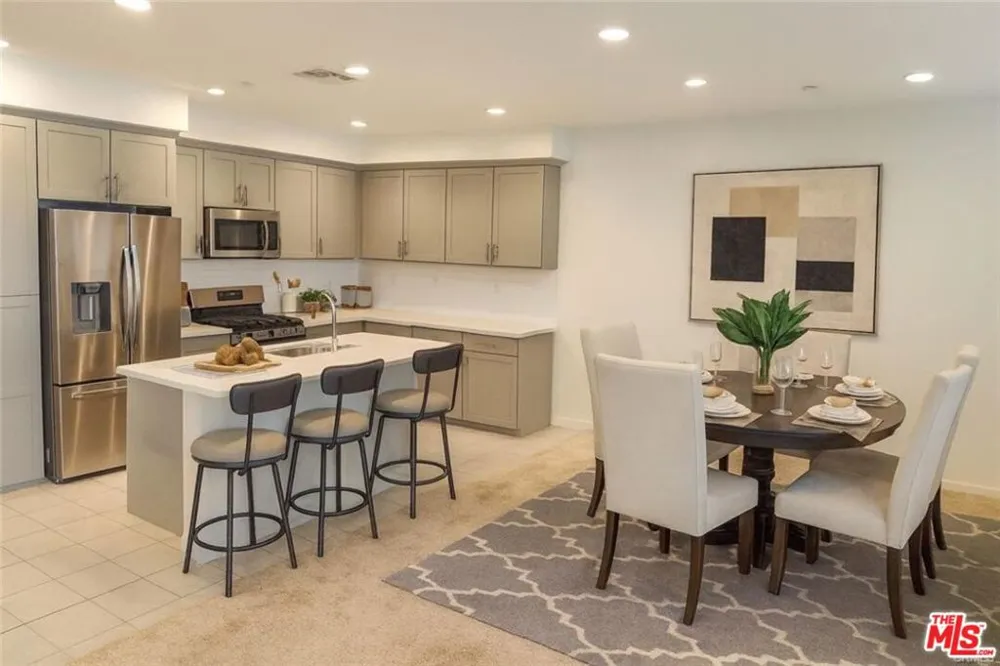 302 Limestone Lake Forest, CA 92610