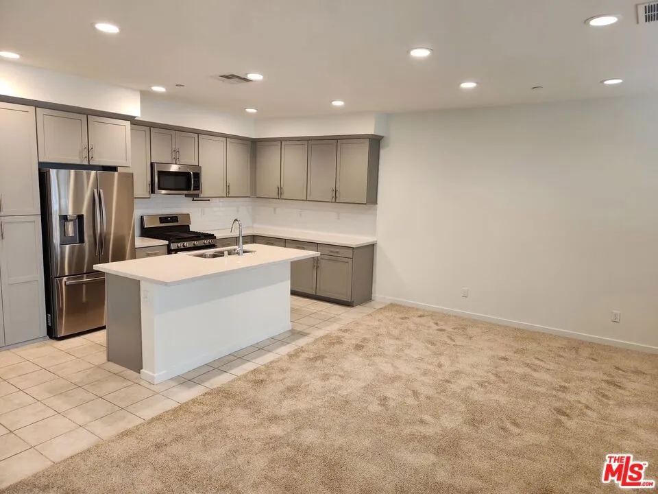 302 Limestone Lake Forest, CA 92610