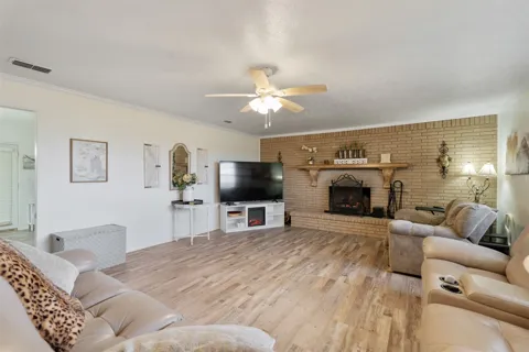 201 Colonial Circle