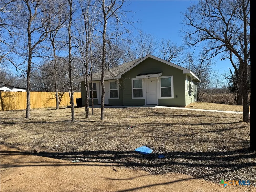 1704 E 3rd St Lampasas, TX 76550