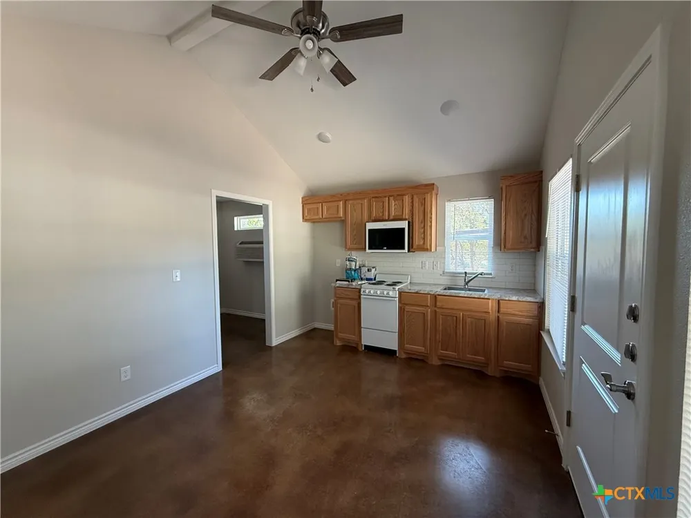 1704 E 3rd St Lampasas, TX 76550