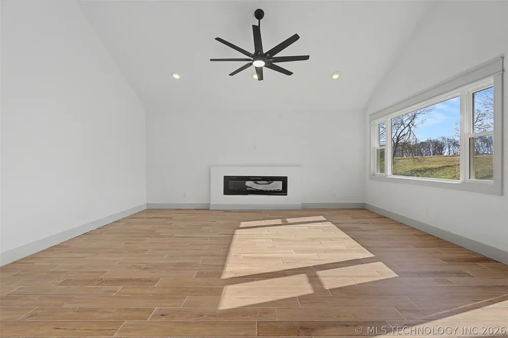 240 E 14th Street Grove, OK 74344