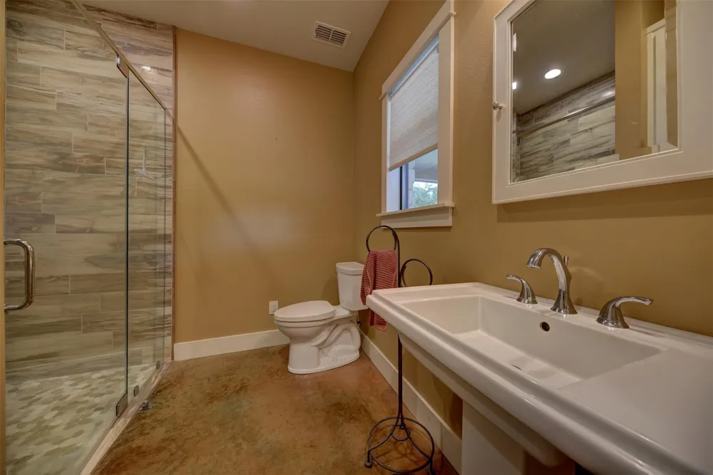 2003 Oakridge Road Weimar, TX 78962