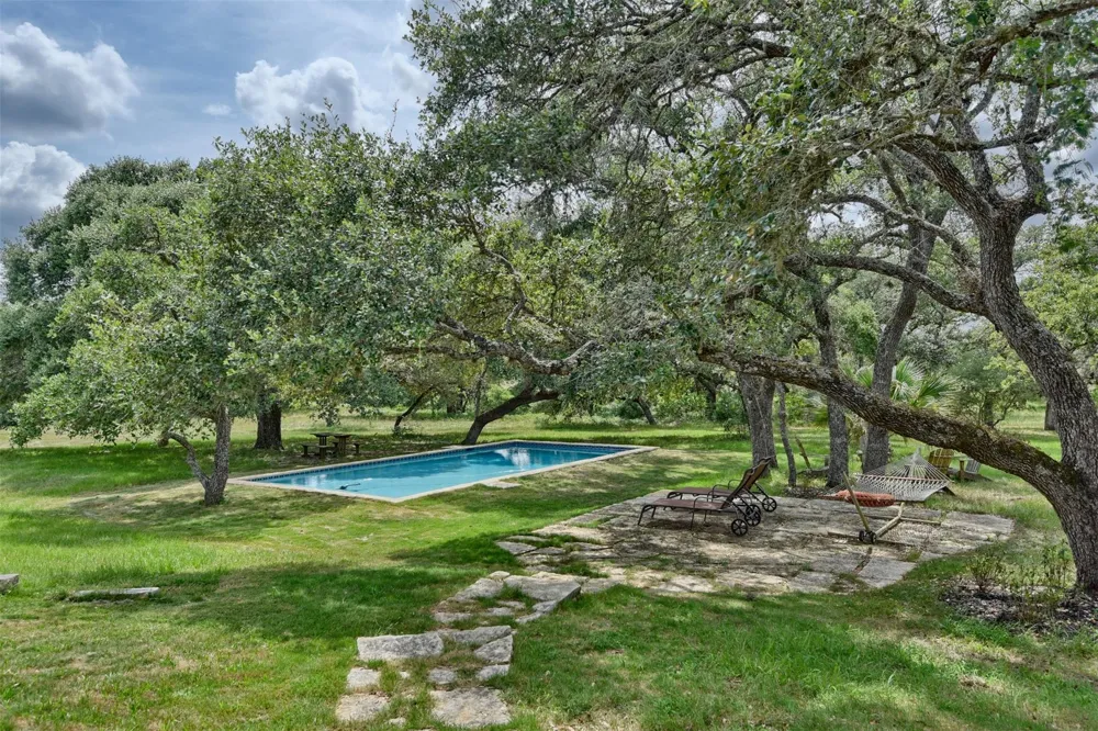2003 Oakridge Road Weimar, TX 78962
