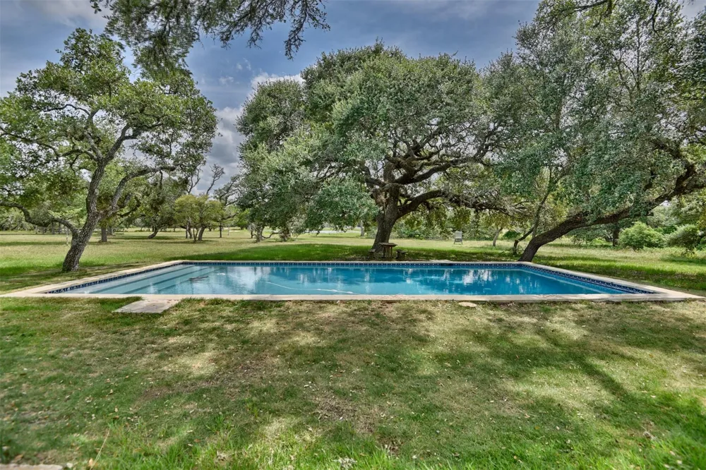 2003 Oakridge Road Weimar, TX 78962