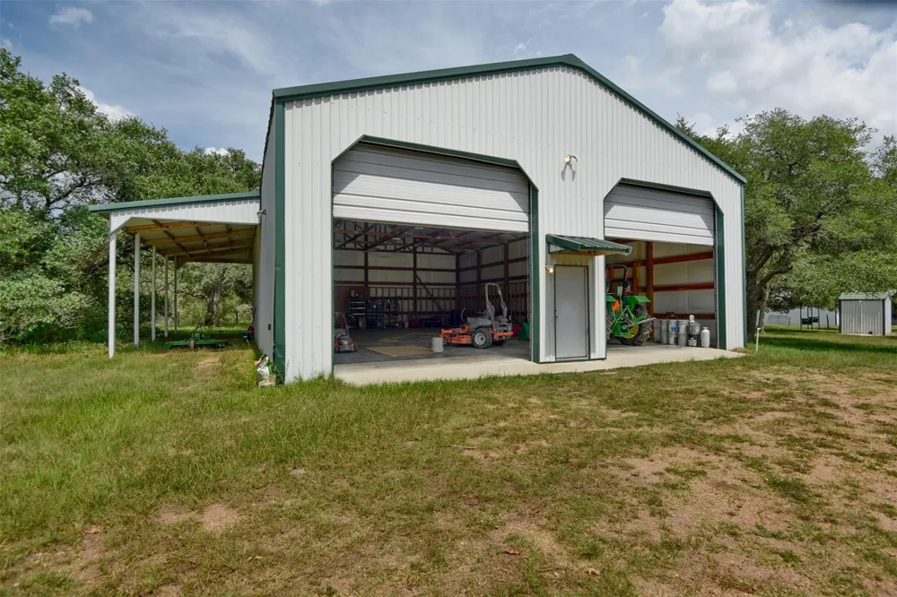 2003 Oakridge Road Weimar, TX 78962